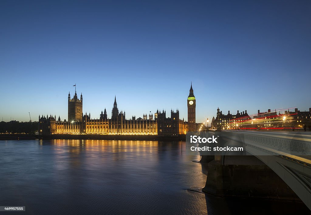 Autobus w Londynie i Parlament - Zbiór zdjęć royalty-free (Anglia)