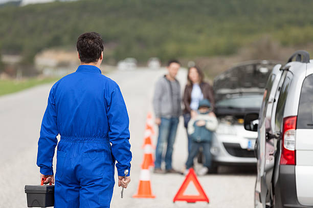 автомеханик road помощи - service road стоковые фото и изображения