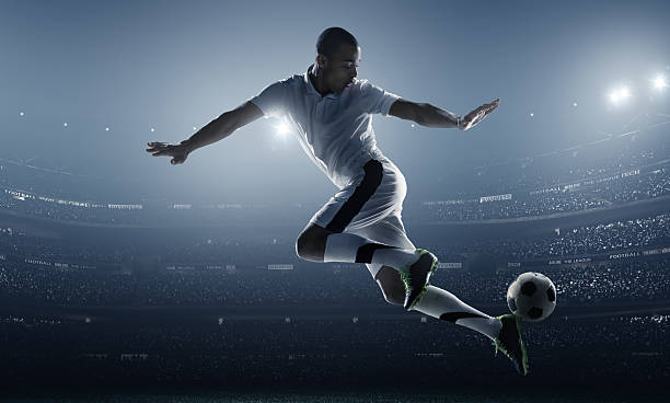 jugador de fútbol coleando en el estadio ball - soccer player men flying kicking fotografías e imágenes de stock