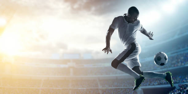 jugador de fútbol coleando en el estadio ball - soccer player men flying kicking fotografías e imágenes de stock