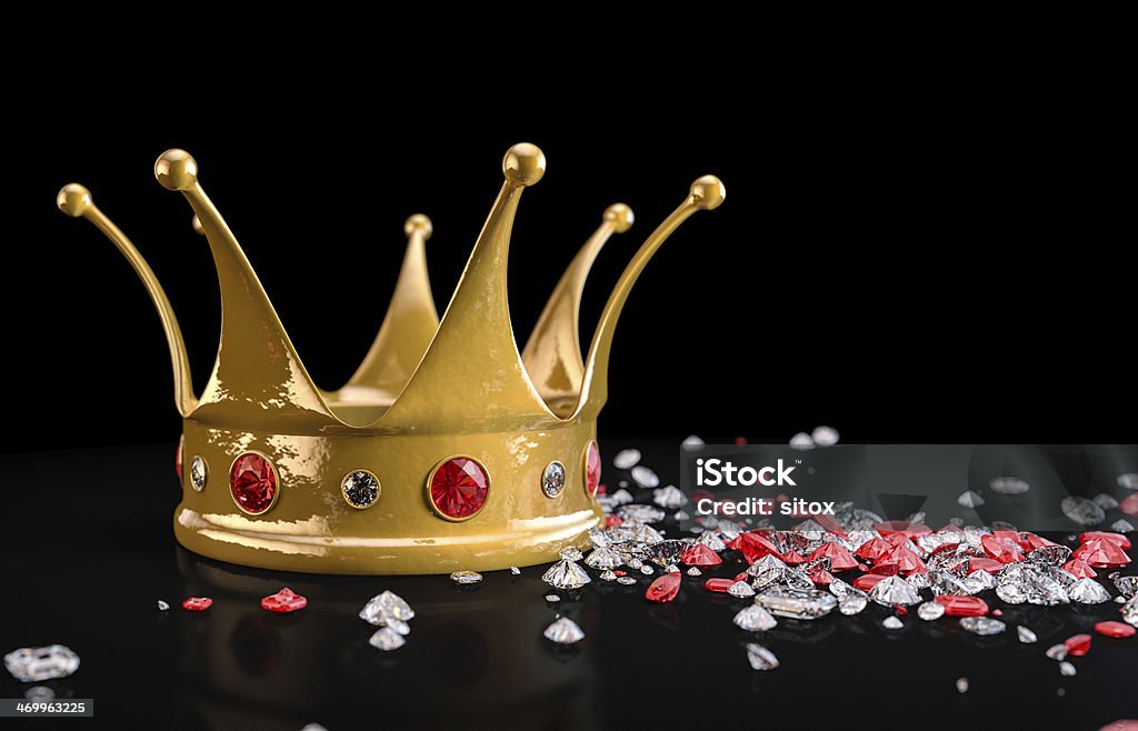 rubies y corona de oro con diamantes en superficie negra - Foto de stock de Blanco - Color libre de derechos
