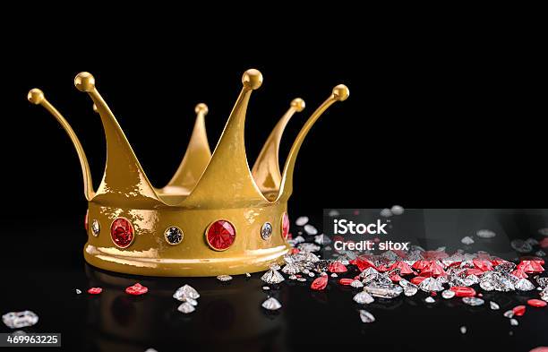 Rubies Y Corona De Oro Con Diamantes En Superficie Negra Foto de stock y más banco de imágenes de Blanco - Color