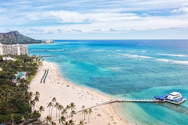 vista aerea sulla spiaggia di waikiki - waikiki beach foto e immagini stock