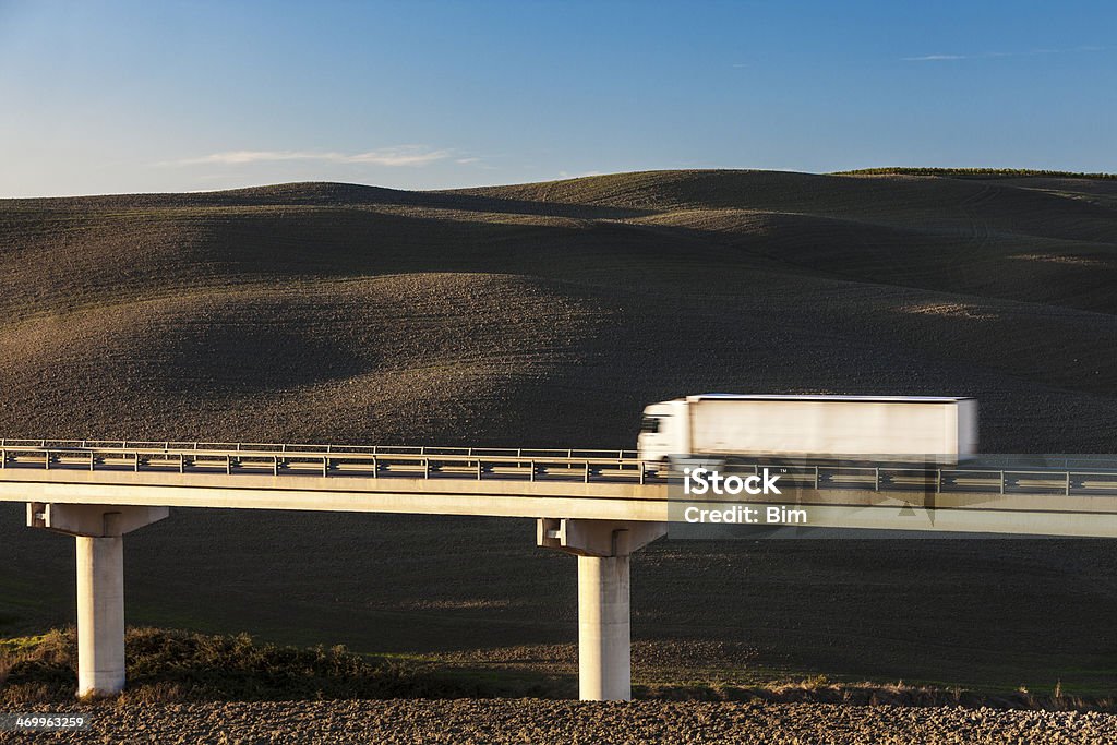 Samochód jazdy autostrady na Most w Toskania, Włochy - Zbiór zdjęć royalty-free (Przewóz ładunku)