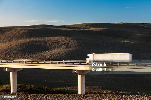 Samochód Jazdy Autostrady Na Most W Toskania Włochy - zdjęcia stockowe i więcej obrazów Przewóz ładunku