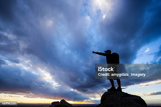 Hombre Silueta Al Atardecer De Liderazgo Foto de stock y más banco de imágenes de Adulto - Adulto, Aire libre, Amarillo - Color