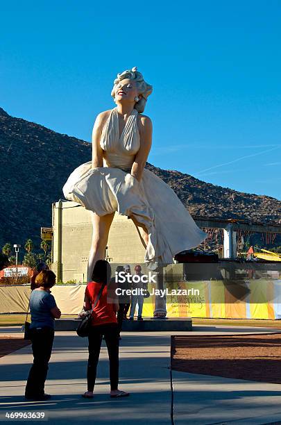 Los Turistas Marilyn Monroe Escultura Reconstrucción El Centro De Palm Springs California Foto de stock y más banco de imágenes de Adulto