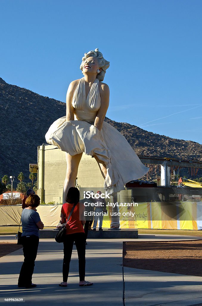 관광객, Marilyn Monroe 조각 & 브룩할로우 재구성, 팜 스프링스, 캘리포니아 - 로열티 프리 건물 외관 스톡 사진