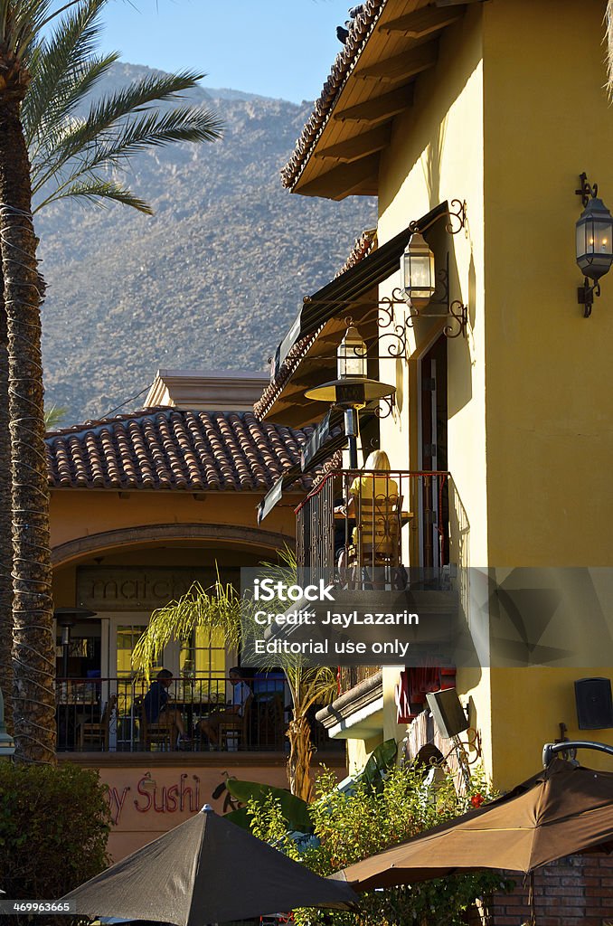 Personas al aire libre, restaurantes de Palm Springs, California, USA - Foto de stock de Palm Springs - California libre de derechos