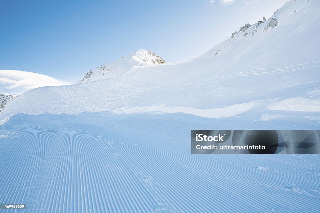 Neve fresca no topo das montanhas dos Alpes - Foto de stock de Alpes Peninos royalty-free