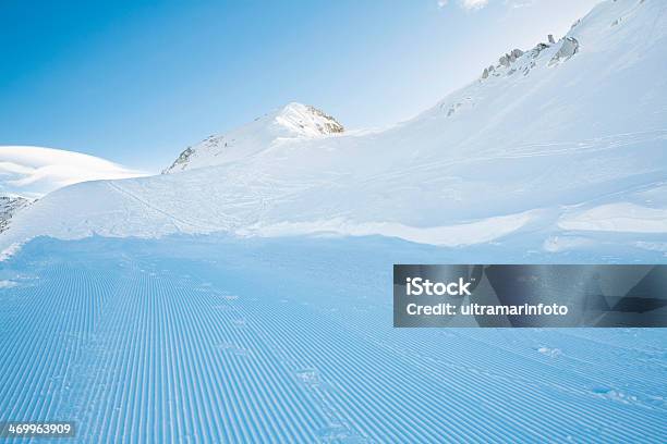 Foto de Neve Fresca No Topo Das Montanhas Dos Alpes e mais fotos de stock de Alpes Peninos - Alpes Peninos, Alpes europeus, Clima polar