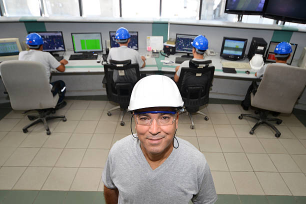 sala de controlo dos trabalhadores e líder de turno - machine operator imagens e fotografias de stock