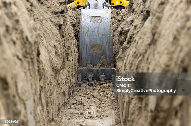 Digging Power Line Trench Stockfoto en meer beelden van Graven - Graven, Greppel, Bouwplaats