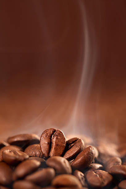 grains de café torréfié avec fumée - roasted macro freshness vertical photos et images de collection