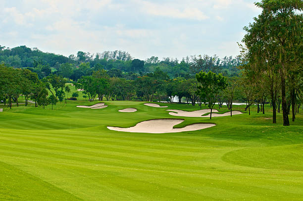 fairway du parcours de golf de sable bunker - sand trap golf sand trap photos et images de collection