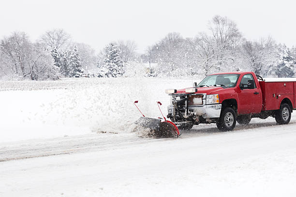 menor caminhão com limpador de neve plowing e country road - snowplow snow blizzard truck - fotografias e filmes do acervo