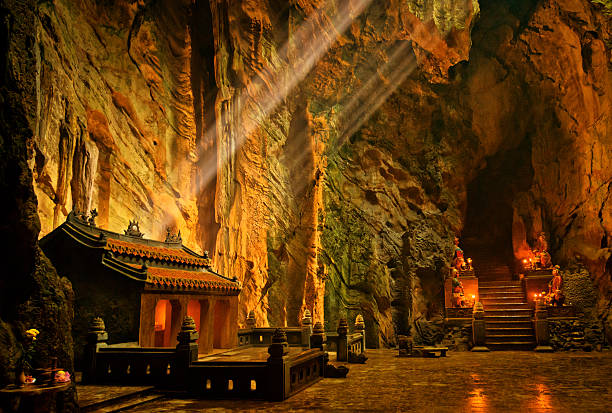 templo troglodyte, da nangvietnam.kgm, vietname - marble mountains imagens e fotografias de stock