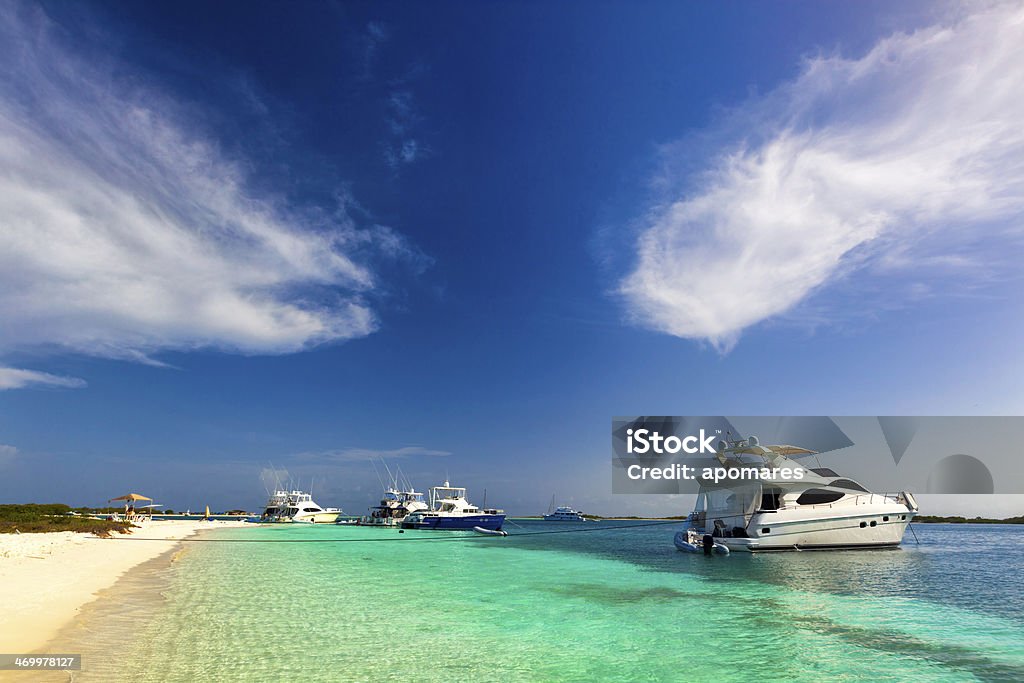 Ilha Tropical praia turquesa com os iates de luxo - Foto de stock de Los Roques royalty-free