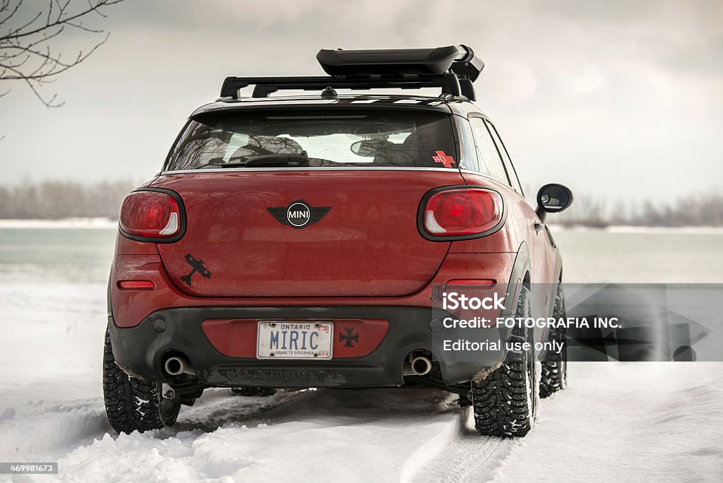Rouge MINI COOPER Paceman dans la neige - Photo de Mini Cooper libre de droits