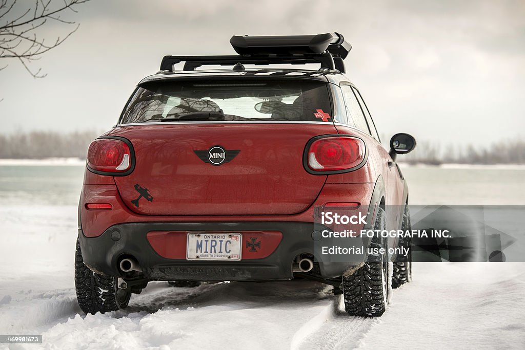 Red MINI COOPER Paceman na neve - Foto de stock de Mini Cooper royalty-free