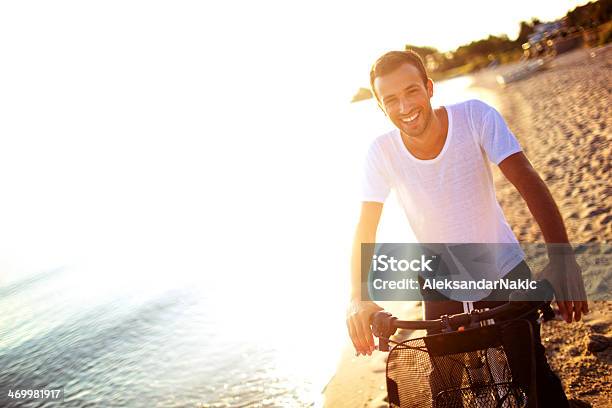 Aktiven Mann Am Strand Stockfoto und mehr Bilder von Aktivitäten und Sport - Aktivitäten und Sport, Bewegung, Entspannung