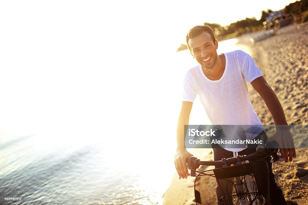 Ativo Homem na praia - Foto de stock de Adulto royalty-free