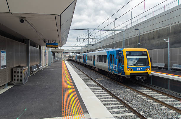 ミッチャム駅で列車 - transportation public transportation melbourne victoria state ストックフォトと画像