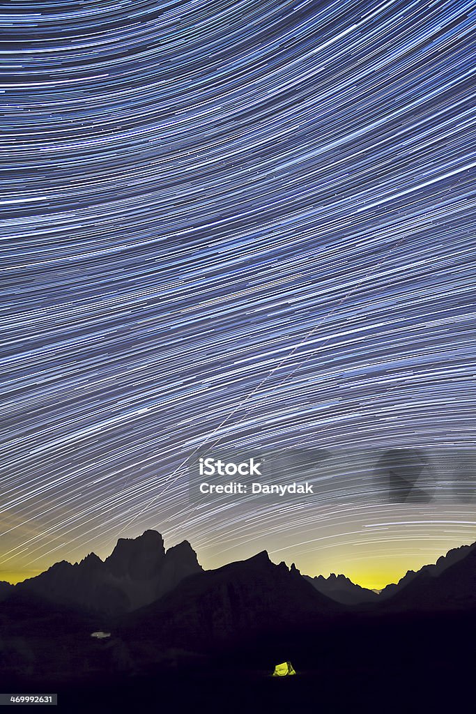 Startrail del Monte Pelmo da Forcella Giau - Zbiór zdjęć royalty-free (Astrofotografia)