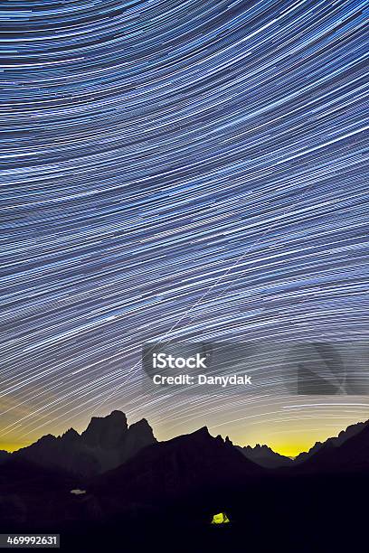 Startrail Del Monte Пельмо Da Forcella Giau — стоковые фотографии и другие картинки Астрономия - Астрономия, Астрофотография, Без людей