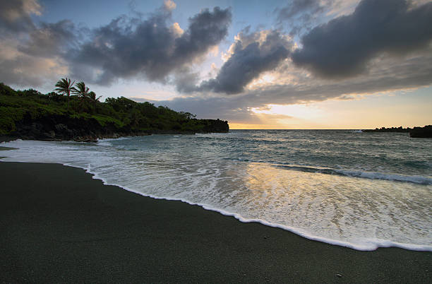 plage de sable noir au parc d'état de waianapanapa - hawaii islands maui hana road photos et images de collection