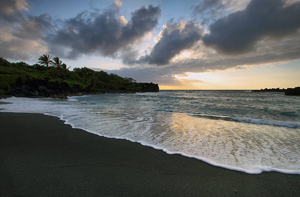 spiaggia di sabbia nera in parco statale di waianapanapa - sunrise maui hawaii islands haleakala national park foto e immagini stock