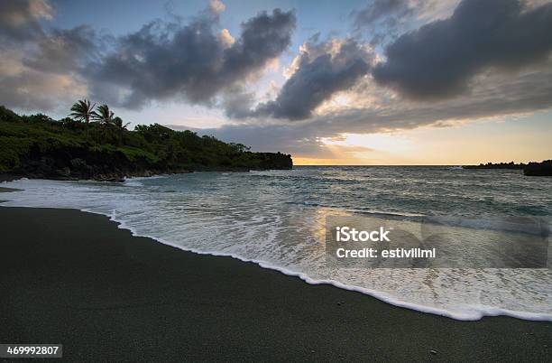 Spiaggia Di Sabbia Nera In Parco Statale Di Waianapanapa - Fotografie stock e altre immagini di Aurora