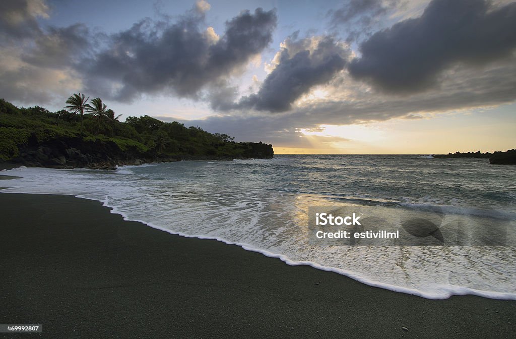 На черном песчаном пляже в Waianapanapa Государственный Парк - Стоковые фото Восход солнца роялти-фри