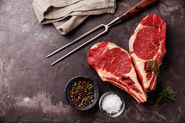 하트 모양 날것 고기류 스테이크 - steak meat butchers shop raw 뉴스 사진 이미지