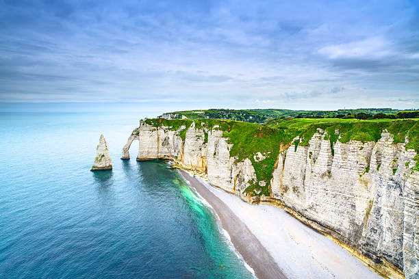 etretat аваль cliff скалы достопримечательность и океан. нормандия, франция. - tide rock bay landscape стоковые фото и изображения