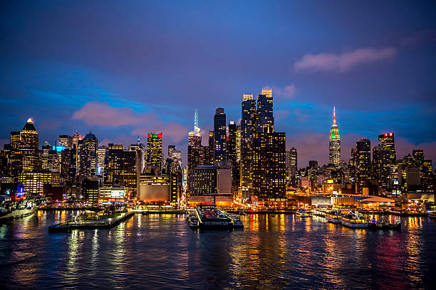 midtown manhattan skyline w czasie świąt bożego narodzenia — - new york city new york state skyline winter zdjęcia i obrazy z banku zdjęć