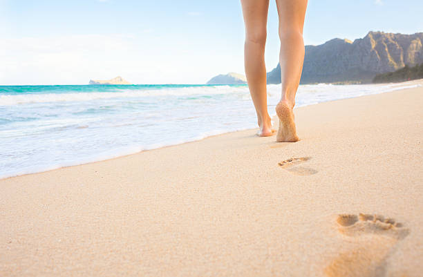 camminare lungo la spiaggia - one person beautiful barefoot beach foto e immagini stock