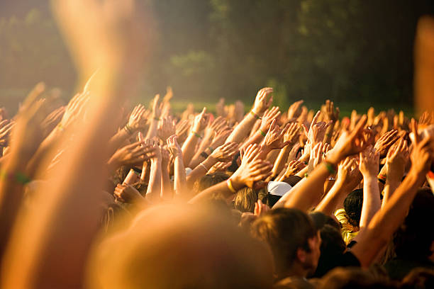 손을 만들진 록 콘서트 - applauding clapping wristband crowd 뉴스 사진 이미지