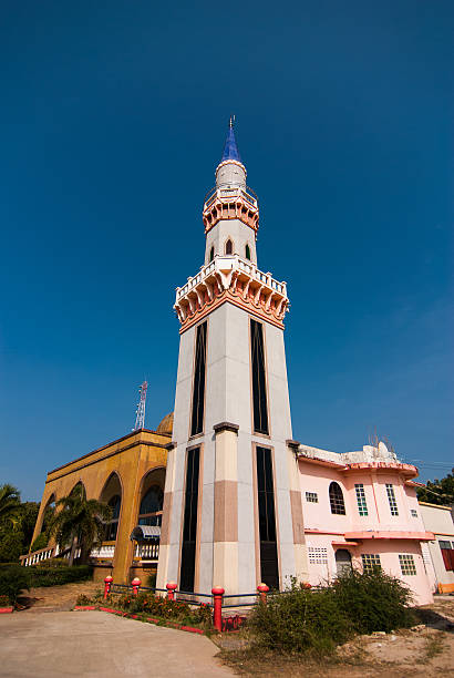 moschea tower con cielo blu al giorno di sole - sheik abu dhabi united arab emirates asia foto e immagini stock