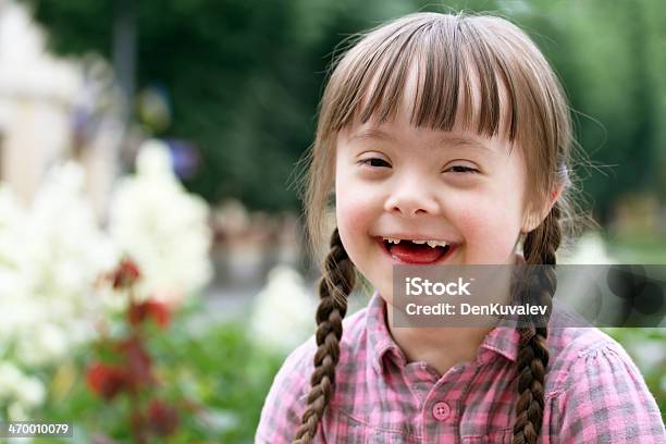 Retrato De Niña Sonriente Foto de stock y más banco de imágenes de Síndrome de Down - Síndrome de Down, Niño, Diversidad funcional