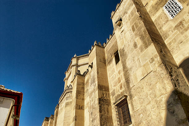 mezquita muro de fortaleza - mosque europe part of day - fotografias e filmes do acervo