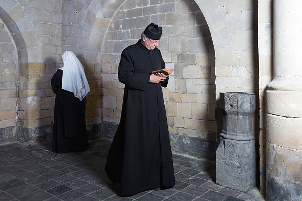 passar padre e freira - nun habit catholicism women imagens e fotografias de stock