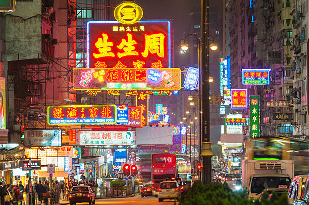 明るいネオンサインカラフルな混雑する街の九龍、香港、中国 - crowd kowloon peninsula multi colored ストックフォトと画像