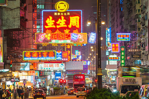 sinais de néon brilhantes coloridas lotado vista da cidade kowloon em hong kong, china - hong kong china city night imagens e fotografias de stock