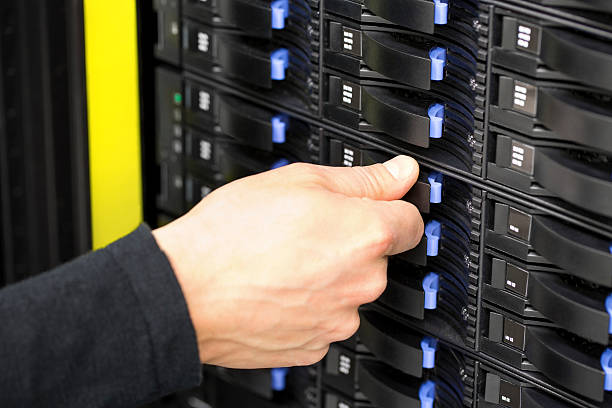 istock IT consultant replaces SAN harddrive in datacenter 470027748