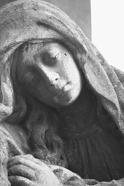 istock Statue Of Women On Tomb 470035866
