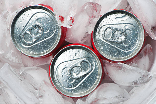 iced metallic cans, - alcoholvrije drank stockfoto's en -beelden