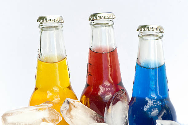 botellas de bebidas heladas alcopop - kunst fotografías e imágenes de stock