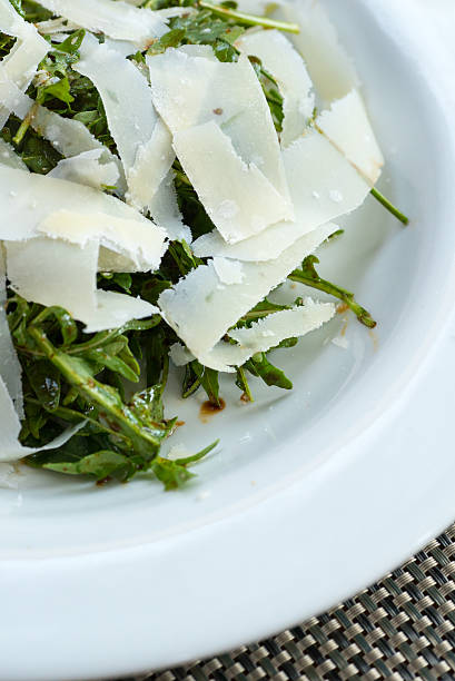 roqueta una ensalada con gran trozos de parmesna cheeze - cheeze fotografías e imágenes de stock