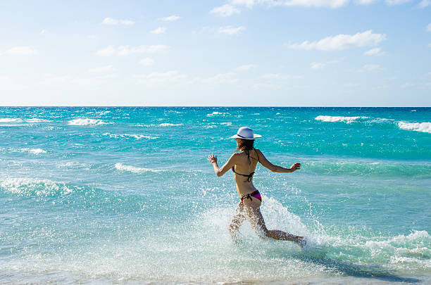 ingresar en agua - varadero beach fotografías e imágenes de stock